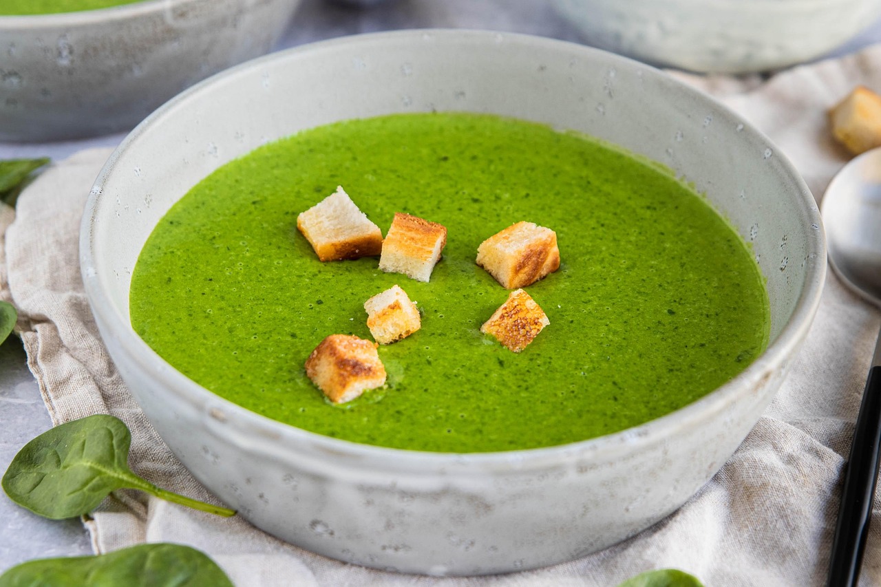 Grüne Suppe mit Croutons